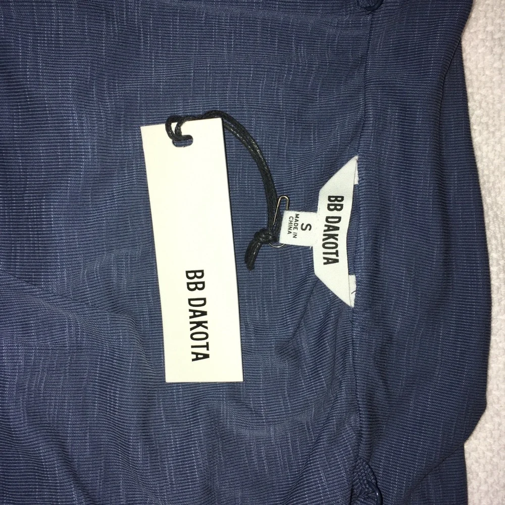 BB Dakota Shrug Life Cold Shoulder Top Small - Picture 5 of 5